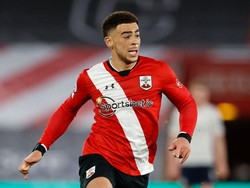 Ngeri! Pemain Soton Kena Tendangan ala UFC, Telak di Kepala