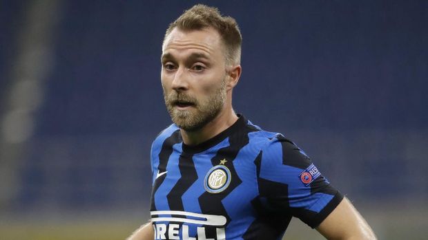 Inter Milan's Christian Eriksen controls the ball during the Champions League group B soccer match between Inter Milan and Borussia Moenchangladbach at the San Siro stadium in Milan, Italy, Wednesday, Oct. 21, 2020. hristian Eriksen's short-lived Inter Milan career is expected to end in January. Eriksen only joined Inter at the start of the year but the club's CEO Giuseppe Marotta confirmed on Wednesday that the midfielder is among the players the Nerazzurri are willing to sell. (AP Photo/Luca Bruno)