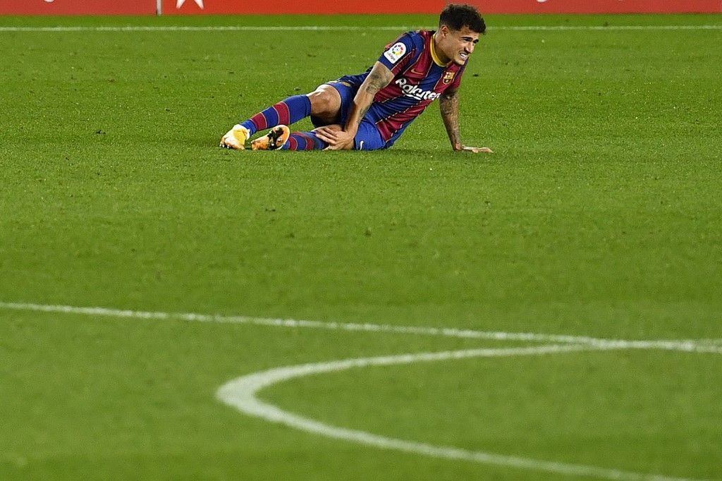 Barcelona's Brazilian midfielder Philippe Coutinho reacts after falling during the Spanish League football match between Barcelona and Eibar at the Camp Nou stadium in Barcelona on December 29, 2020. (Photo by Pau BARRENA / AFP)