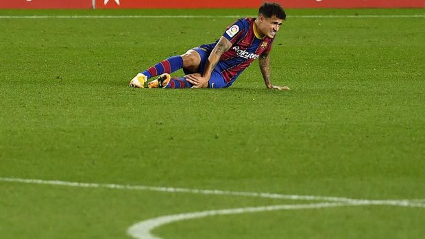 Barcelona's Brazilian midfielder Philippe Coutinho reacts after falling during the Spanish League football match between Barcelona and Eibar at the Camp Nou stadium in Barcelona on December 29, 2020. (Photo by Pau BARRENA / AFP)