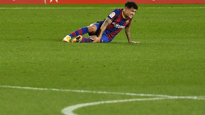 Barcelonas Brazilian midfielder Philippe Coutinho reacts after falling during the Spanish League football match between Barcelona and Eibar at the Camp Nou stadium in Barcelona on December 29, 2020. (Photo by Pau BARRENA / AFP)