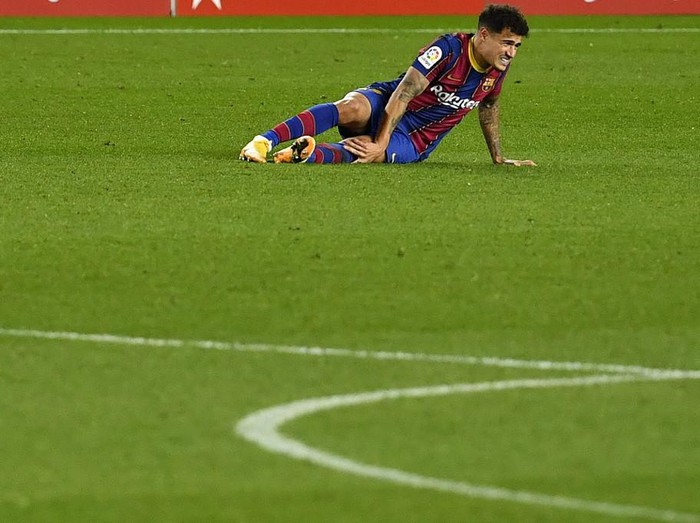 Barcelona's Brazilian midfielder Philippe Coutinho reacts after falling during the Spanish League football match between Barcelona and Eibar at the Camp Nou stadium in Barcelona on December 29, 2020. (Photo by Pau BARRENA / AFP)
