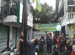 Datangi Petamburan Jakpus, Brimob-TNI Cabuti Spanduk FPI