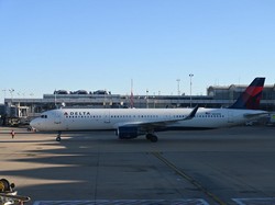 Pakai Baju dengan Tema Bundir, Penumpang Diusir dari Pesawat