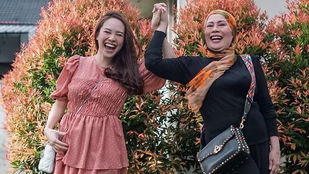 Dewi Yull bersama anak menantu