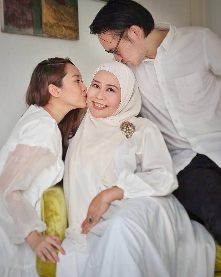 Dewi Yull bersama anak menantu