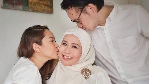 Dewi Yull bersama anak menantu