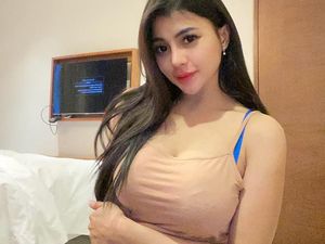 Video Makan Sosis Nyaris Ciuman, Erni Tisya Didamprat Tunangan Bobby Stuntrider Video Makan Sosis Nyaris Ciuman, Erni Tisya Didamprat Tunangan Bobby Stuntrider