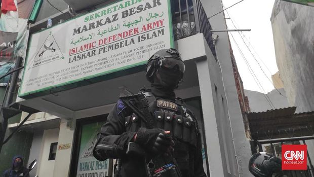 Personel gabungan dari TNI dan Polri berkumpul di markas FPI di Petamburan, Jakarta Pusat, Rabu (30/12), usai pemerintah membubarkan organisasi tersebut.