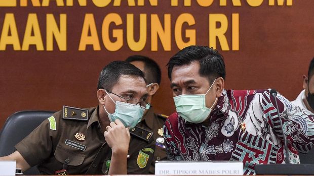 Kapuspenkum Kejaksaan Agung Leonard Eben Ezer Simanjuntak (kiri) bersama Dir Tipikor Bareskrim Polri, Brigjen Pol Djoko Poerwanto (kanan) berbincang saat memberikan keterangan pers usai menggelar gelar perkara penanganan kasus dugaan korupsi pada PT Asabri (Persero) di Kejaksaan Agung, Jakarta, Rabu (30/12/2020). Gelar perkara itu dilakukan untuk mengetahui bagaimana perkembangan kasus dugaan korupsi di Asabri ketika ditangani Polri yang saat ini ditangani oleh tiim penyidik Pidana Khusus (Pidsus) Kejagung. ANTARA FOTO/Hafidz Mubarak A/rwa.