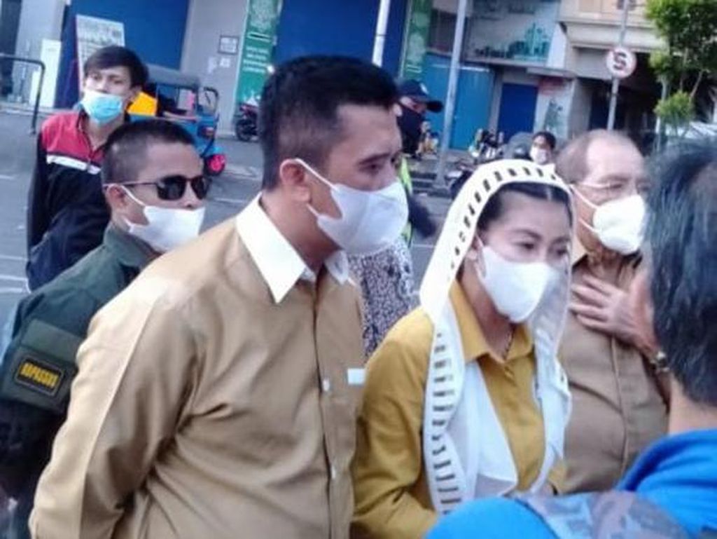 Heboh Wanita Emas Bagi-bagi Uang di Tanah Abang Heboh Wanita Emas Bagi-bagi Uang di Tanah Abang