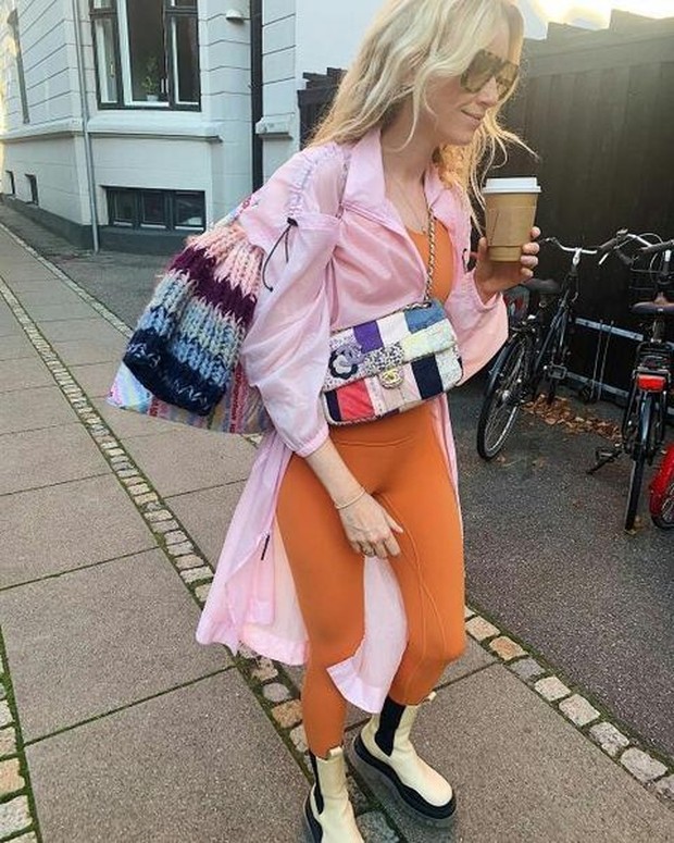 Instagram.com/prosenkilde Tampilan ini memberikan kesan cute, karena perpaduan warna cerah.