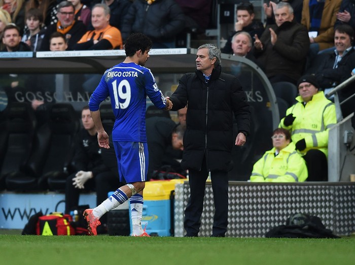 HULL, ENGLAND - MARCH 22:  Diego Costa of Chelsea shakes hands with Jose Mourinho manager of Chelsea as he is substituted during the Barclays Premier League match between Hull City and Chelsea at KC Stadium on March 22, 2015 in Hull, England.  (Photo by Michael Regan/Getty Images)