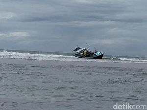 Kapal Pengangkut 5 Nelayan Korban Pembunuhan Terdampar di Pantai Sancang Kapal Pengangkut 5 Nelayan Korban Pembunuhan Terdampar di Pantai Sancang
