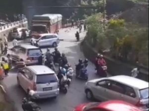 Truk Rem Blong Tabrak 9 Mobil di Padang Panjang, 13 Orang Terluka