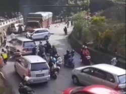 Truk Rem Blong Tabrak 9 Mobil di Padang Panjang, 13 Orang Terluka