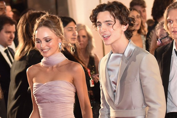 Sebelum dikonfirmasi berpisah, Timothée Chalamet sempat memicu rumor putus ketika British Vogue edisi Mei menyebut aktor tersebut sebagai “saat ini single”.