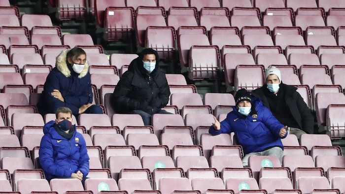 Barcelonas Lionel Messi, center, watches the Spanish La Liga soccer match between Barcelona and Eibar from the stands of the Camp Nou stadium in Barcelona in Barcelona, Spain, Tuesday, Dec. 29, 2020. (AP Photo/Joan Monfort,)