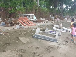 TPU di Pesisir Polman Diterjang Ombak Ganas, Kain Kafan-Tulang Bermunculan