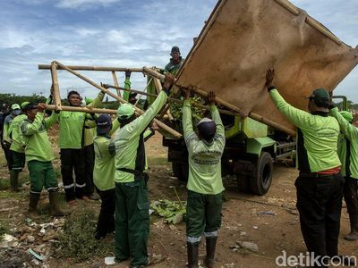 Maksimalkan Lahan Pemakaman, Gubuk Liar di TPU Tegal Alur Dibongkar