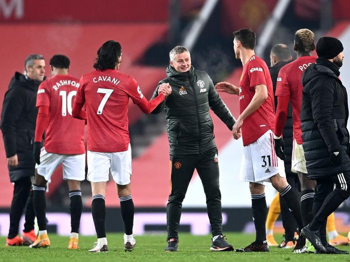 MANCHESTER, ENGLAND - DECEMBER 29: Ole Gunnar Solskjaer, Manager of Manchester United, Edinson Cavani, and Nemanja Matic celebrate following their teams victory in the Premier League match between Manchester United and Wolverhampton Wanderers at Old Trafford on December 29, 2020 in Manchester, England. The match will be played without fans, behind closed doors as a Covid-19 precaution. (Photo by Laurence Griffiths/Getty Images)