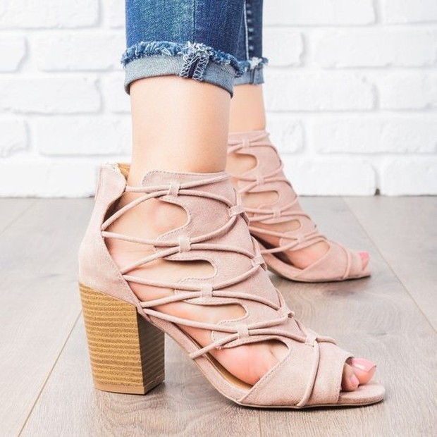 peep toe lace heels/foto: pinterest.com peep toe lace heels