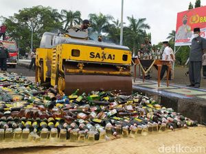 Ribuan Botol Miras Stok Tahun Baruan di Ciamis Digilas Stum Ribuan Botol Miras Stok Tahun Baruan di Ciamis Digilas Stum