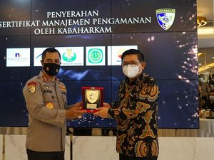 Petrokimia Gresik Terima Sertifikat Emas dari Barhakam Polri