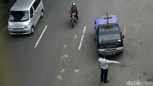 Petugas Razia Batas Kapasitas Kendaraan
