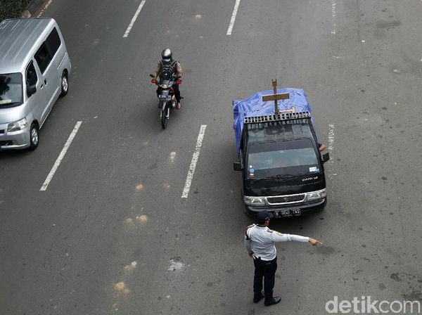 Petugas Razia Batas Kapasitas Kendaraan
