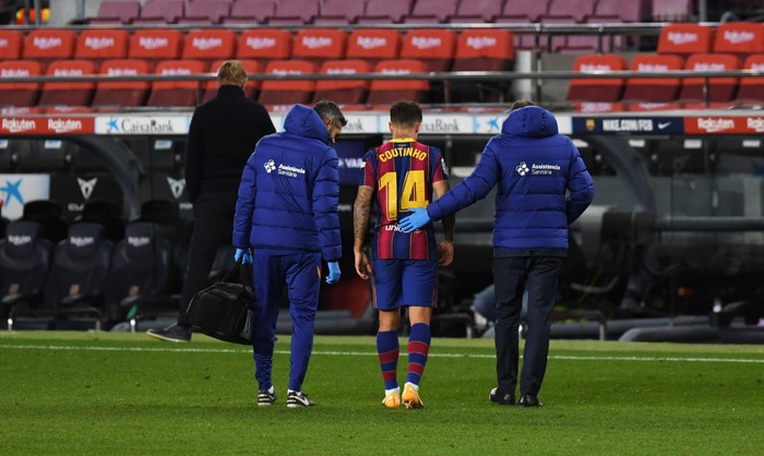BARCELONA, SPAIN - DECEMBER 29: Philippe Coutinho of FC Barcelona leaves the pitch after getting injured during the La Liga Santander match between FC Barcelona and SD Eibar at Camp Nou on December 29, 2020 in Barcelona, Spain. Sporting stadiums around Spain remain under strict restrictions due to the Coronavirus Pandemic as Government social distancing laws prohibit fans inside venues resulting in games being played behind closed doors. (Photo by Alex Caparros/Getty Images)