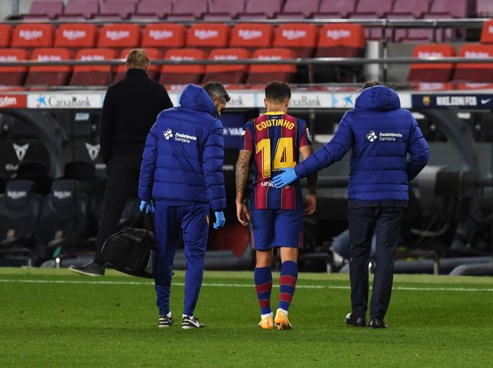 BARCELONA, SPAIN - DECEMBER 29: Philippe Coutinho of FC Barcelona leaves the pitch after getting injured during the La Liga Santander match between FC Barcelona and SD Eibar at Camp Nou on December 29, 2020 in Barcelona, Spain. Sporting stadiums around Spain remain under strict restrictions due to the Coronavirus Pandemic as Government social distancing laws prohibit fans inside venues resulting in games being played behind closed doors. (Photo by Alex Caparros/Getty Images)