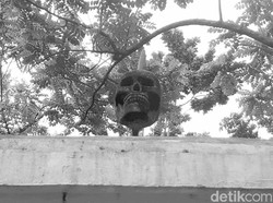 Monumen Pieter Erberveld Sang Hero Batavia dengan Tengkorak di Atasnya