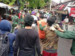Polisi Sempat Amankan 6 Orang Saat Cabuti Spanduk FPI di Petamburan Polisi Sempat Amankan 6 Orang Saat Cabuti Spanduk FPI di Petamburan