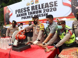 Ratusan Botol Miras dan Knalpot Brong Dimusnahkan di Gresik