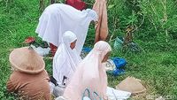 Potret Perempuan Buruh Tani Salat di Persawahan