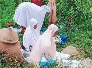 Potret Perempuan Buruh Tani Salat di Persawahan