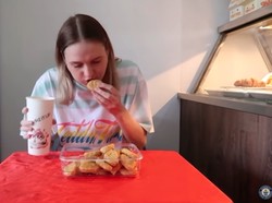 Gokil! Mantan Miss Earth Raih Rekor Dunia Makan Nugget Terbanyak