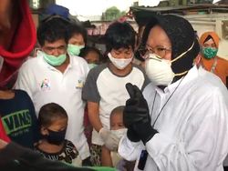 Risma Blusukan ke Kolong Jembatan Penjaringan