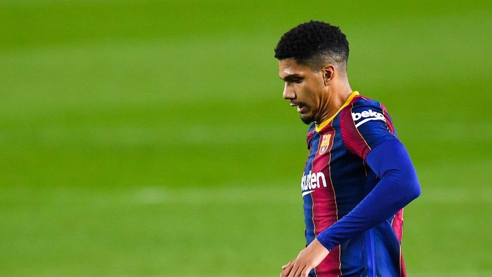 BARCELONA, SPAIN - DECEMBER 13: Ronald Araujo of FC Barcelona runs with the ball during the La Liga Santader match between FC Barcelona and Levante UD at Camp Nou on December 13, 2020 in Barcelona, Spain. (Photo by David Ramos/Getty Images)