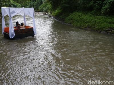 Sensasi Makan ala Sultan di Tengah Aliran Sungai Wos Bali
