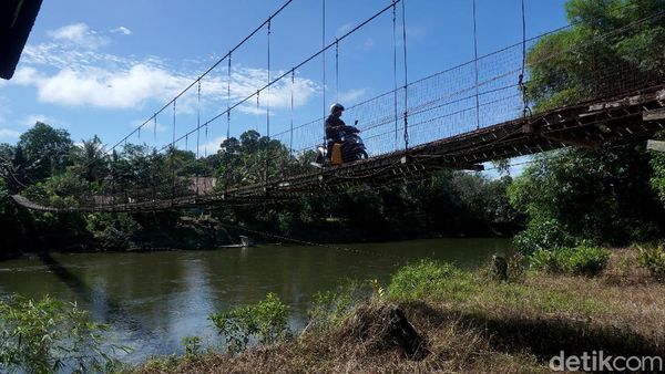 Sensasi Nyebrang di Jembatan Gantung Menuju Rumah Betang