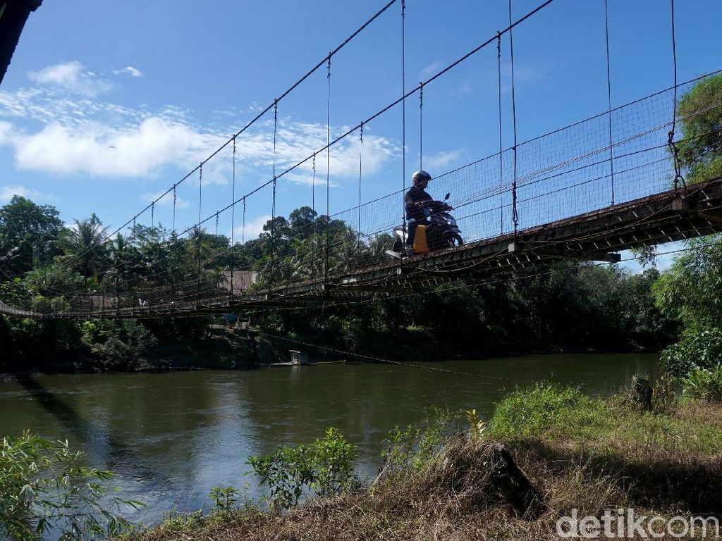 Sensasi Nyebrang di Jembatan Gantung Menuju Rumah Betang Sensasi Nyebrang di Jembatan Gantung Menuju Rumah Betang