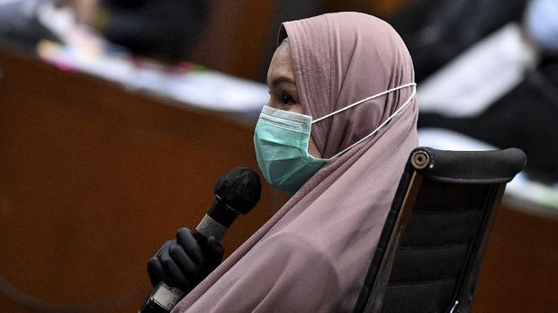 Jaksa Pinangki Sirna Malasari bersaksi dalam sidang lanjutan perkara dugaan suap kepada jaksa dan perwira tinggi Polri serta pemufakatan jahat dengan terdakwa Djoko Tjandra di Pengadilan Tipikor, Jakarta, Selasa (29/12/2020). Dalam sidang tersebut Jaksa Penuntut Umum menghadirkan saksi yaitu jaksa Pinangki Sirna Malasari yang juga merupakan terdakwa dalam kasus dugaan suap pengurusan fatwa Mahkamah Agung (MA) Djoko Tjandra. ANTARA FOTO/Sigid Kurniawan/aww.