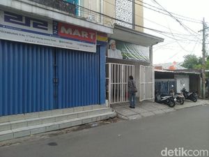 Dilarang Pemerintah, Spanduk Berlogo FPI Masih Terpasang di Petamburan Dilarang Pemerintah, Spanduk Berlogo FPI Masih Terpasang di Petamburan