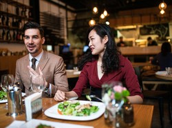 Ternyata Dandan Saat Makan, Buat Orang Pilih Makanan Sehat