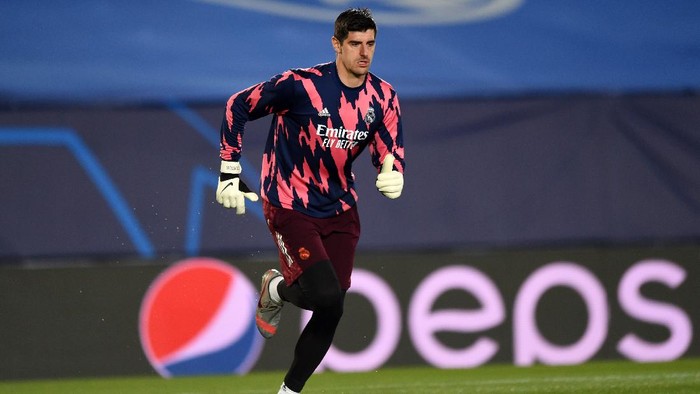 MADRID, SPAIN - DECEMBER 09: Thibaut Courtois of Real Madrid warms up ahead of the UEFA Champions League Group B stage match between Real Madrid and Borussia Moenchengladbach at Estadio Alfredo di Stéfano on December 09, 2020 in Madrid, Spain. Sporting stadiums around Spain remain under strict restrictions due to the Coronavirus Pandemic as Government social distancing laws prohibit fans inside venues resulting in games being played behind closed doors. (Photo by Denis Doyle/Getty Images)