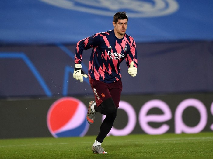 MADRID, SPAIN - DECEMBER 09: Thibaut Courtois of Real Madrid warms up ahead of the UEFA Champions League Group B stage match between Real Madrid and Borussia Moenchengladbach at Estadio Alfredo di Stéfano on December 09, 2020 in Madrid, Spain. Sporting stadiums around Spain remain under strict restrictions due to the Coronavirus Pandemic as Government social distancing laws prohibit fans inside venues resulting in games being played behind closed doors. (Photo by Denis Doyle/Getty Images)