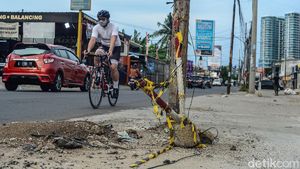 Tiang Utilitas Proyek Pelebaran Jalan Menunggu Dipindahkan