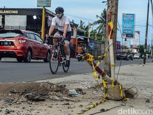 Tiang Utilitas Proyek Pelebaran Jalan Menunggu Dipindahkan